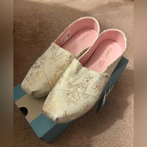 Tom’s women’s alpargatas, light natural foil magnolia print, size 7